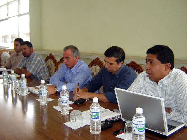 Parte de las autoridades presentes, juntas al Subsecretario de Calidad Ambiental, Ing. Carlos Villón.