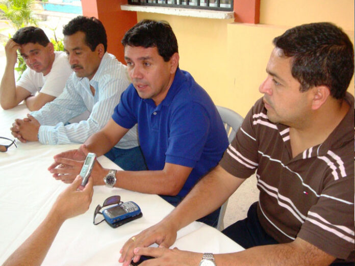 Ministro Solís junto a sus colaboradores, y del Alcalde electo local, Joseph C.